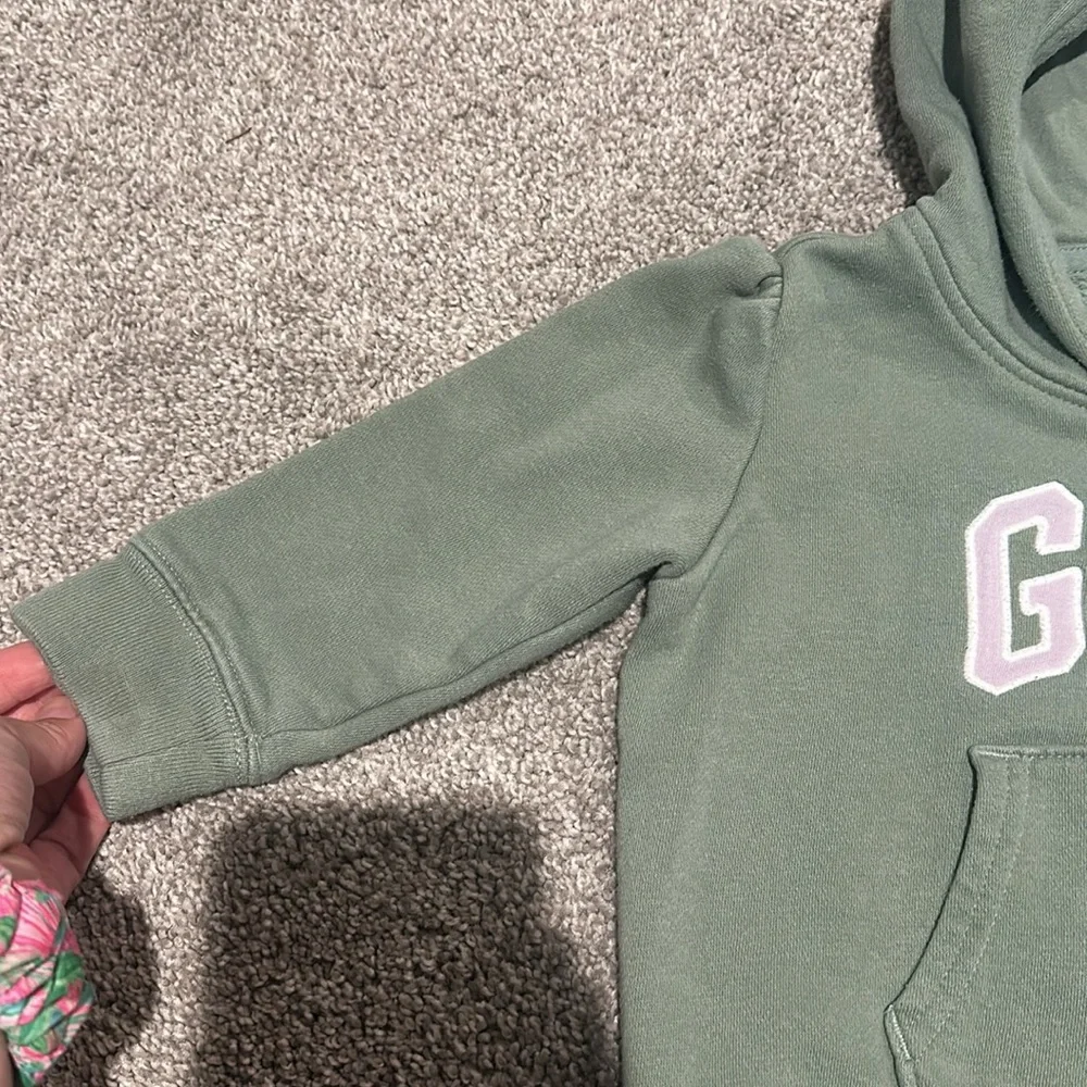 Baby GAP logo green hoodie with bear ears and purple logo‎ writing 18-24 months